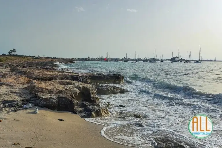 Vista del puerto de Formentera desde la playa de Es Cavall d'en Borras