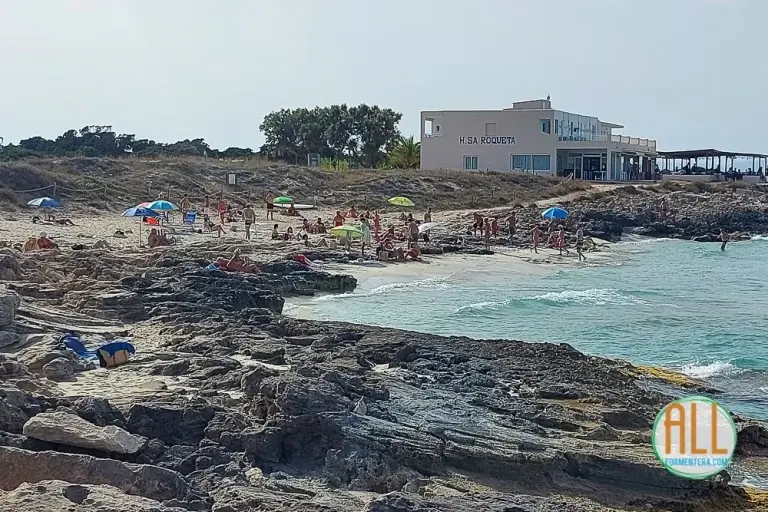Vista desde el lado sur de la bahía de la playa de Sa Roqueta