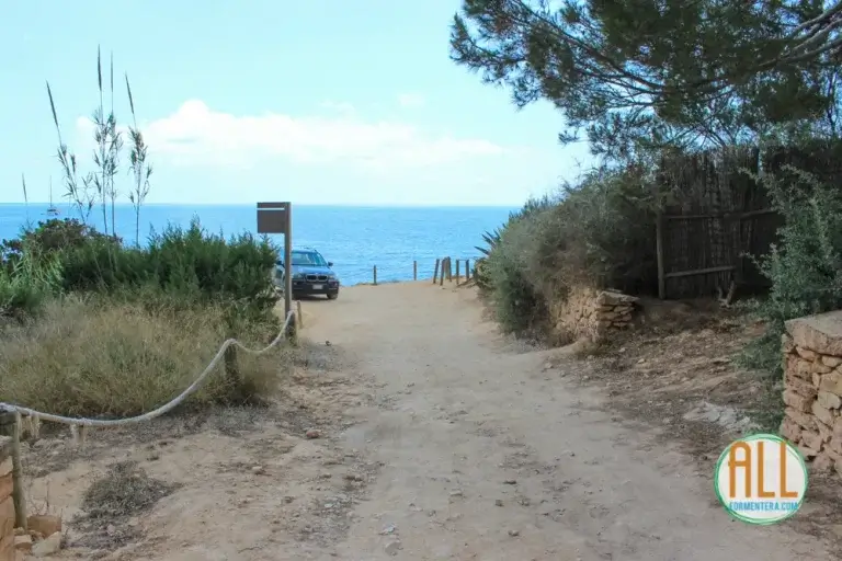 Camino de acceso a  Es Mal Pas, Playa de Migjorn