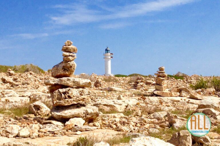 opgestapelde stenen in cap de Barbaria, Formentera
