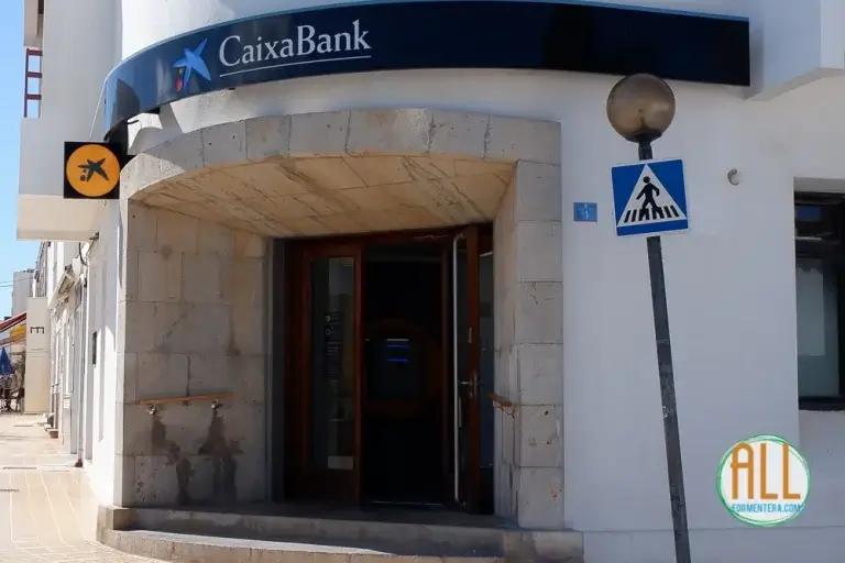 Entrada al banco Caixabank St Francesc, Formentera