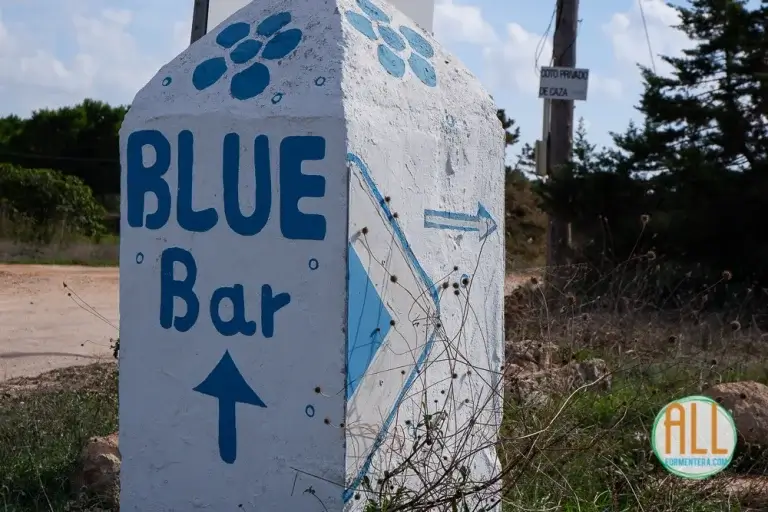 Borne avec le symbole Bluebar sur la route principale de Formentera