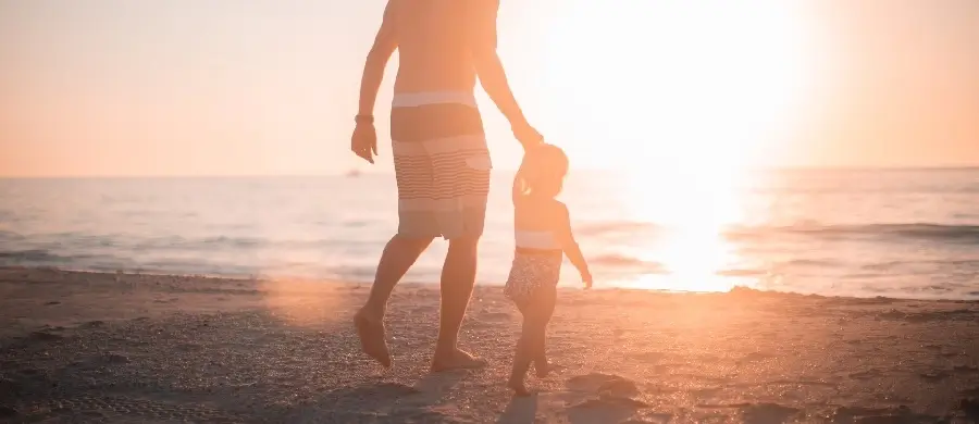 Imagem de um pai e um filho na praia em Formentera