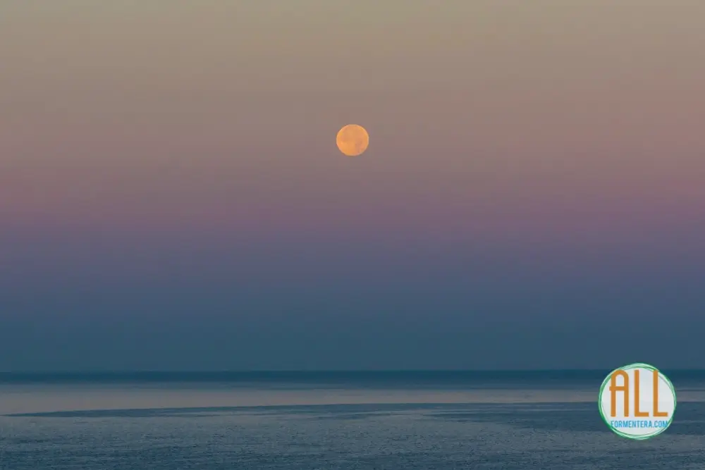 Salida de la Luna desde La Mola, Formentera