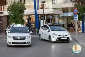 Taxis na praça de taxis de La Savina
