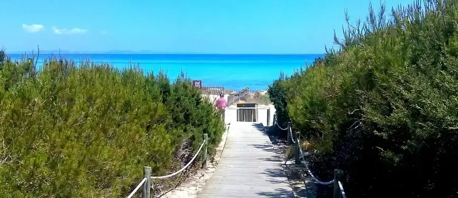 Imagen panorámica de la playa de Es Caló