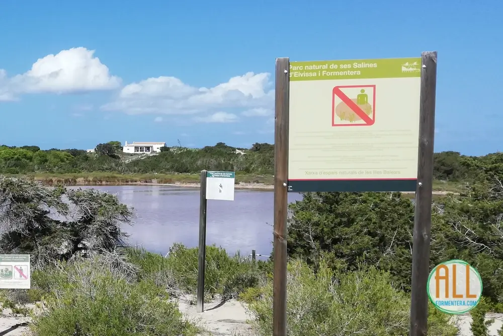 Cartel de prohibido bañarse en los fangos de la laguna