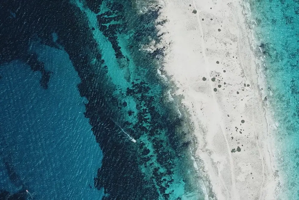 Imagem aérea da praia de Es Carratge, em Formentera