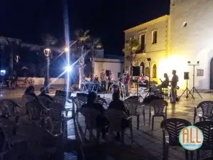 Música en directo en la plaza de la constitución de Sant Francesc una noche de verano