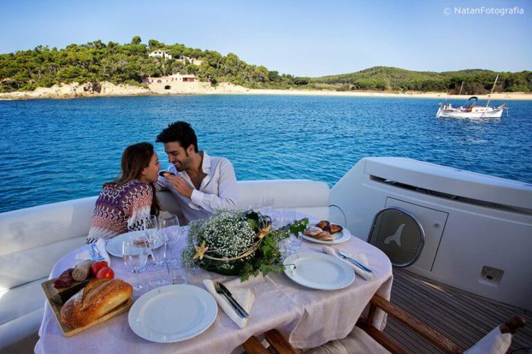 Comida romántica en barco de alquiler en Formentera