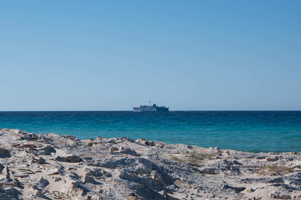 Ferry Ibiza - Formentera fotografiado desde la playa de Illetas