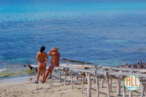 Pareja de nudistas en Formentera