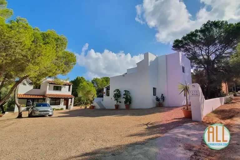 Vista del patio principal de los apartamentos Pinomar Formentera