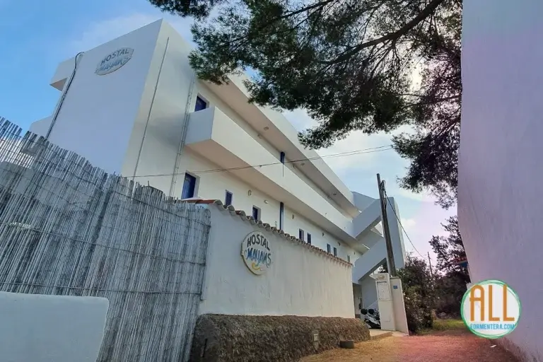 Vista de la entrada con el logotipo del Hostal Mayans de Formentera
