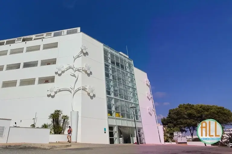 Vista exterior del edificio del hotel Five Flowers Formentera