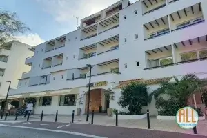 Entrada y edificio del hotel Levante Es Pujols, Formentera