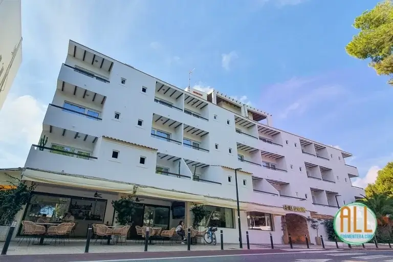 Vista de frente del edificio del Hotel Levante Formentera desde la calle en el pueblo de Es Pujols