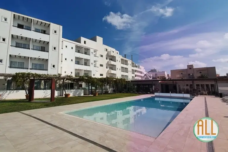 Vista de la piscina del Hotel Levante en Es Pujols, con el edificio del hotel al fondo