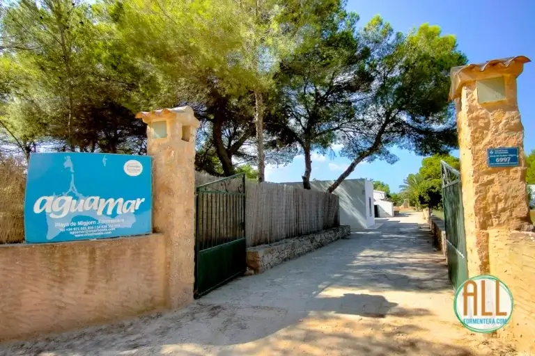 Entrada de los apartamentos Aguamar Formentera donde se ve el logotipo de la empresa