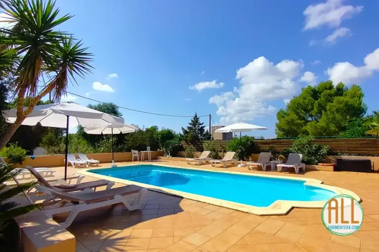 Vista de la piscina exterior de los apartamentos Aguamar Formentera