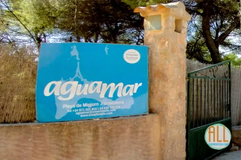 Logotipo de los apartamentos Aguamar Formentera, de color azul claro