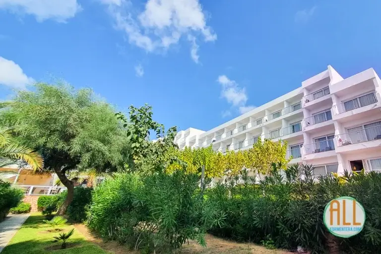 Vue arrière de l'hôtel Riu la Mola à Formentera, avec les jardins au premier plan