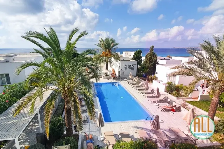 Blick auf den Swimmingpool des Hotels Riu la Mola von einem Hotelbalkon aus