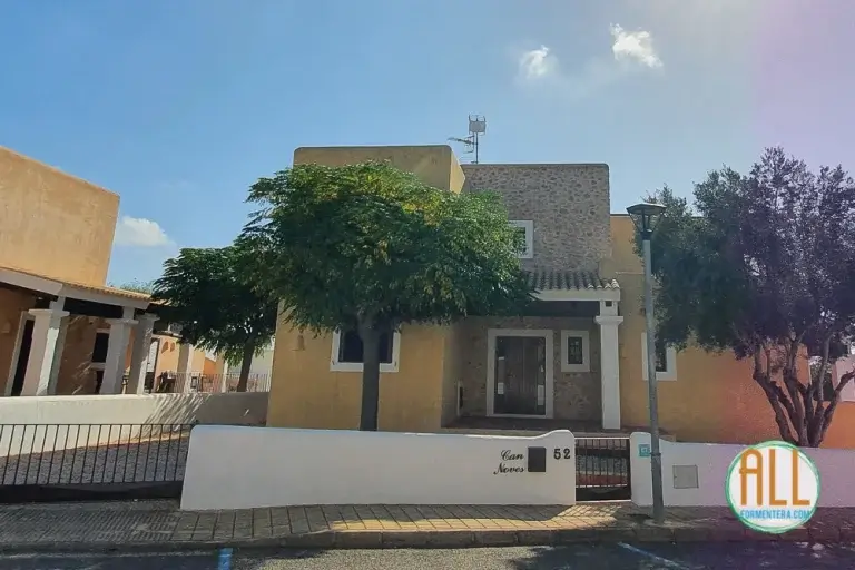 Fotografía de las villas can noves Formentera, con un árbol del jardín en primer plano