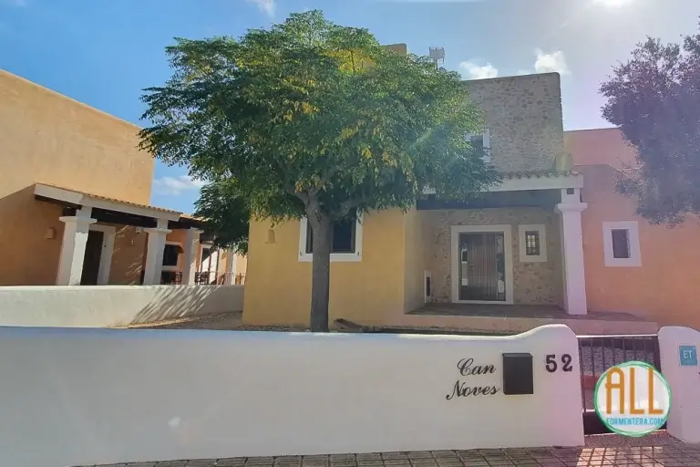 Primer plano de la entrada de una de las villas de Can Noves