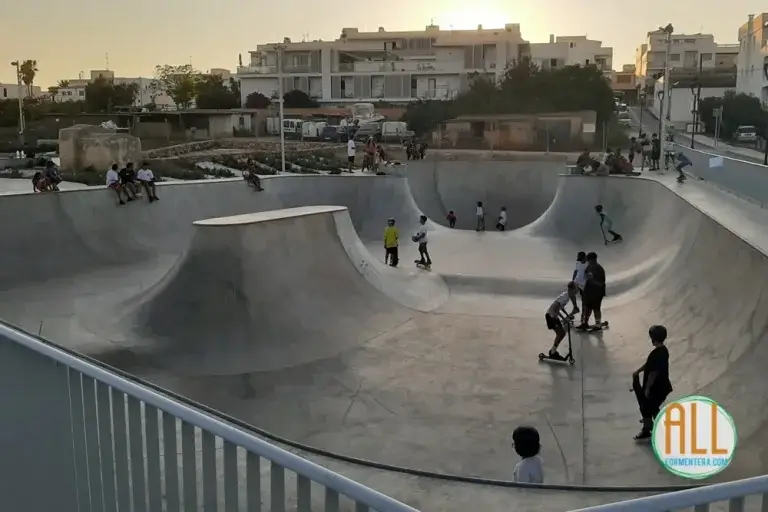 Niños en el skate park de St Francesc, Formentera