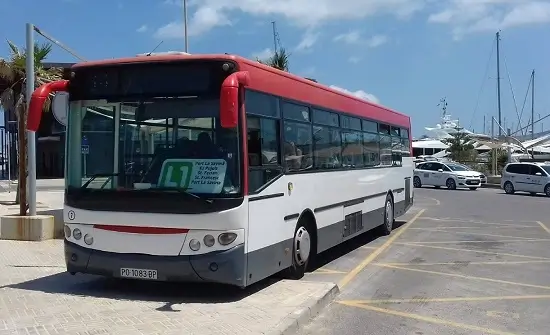 Bus Formentera, geparkt am Fährhafen