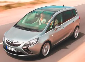 Opel zafira de alquiler circulando por una carretera de Formentera