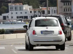 Fiat 500 2015 de color blanco circulando en Formentera